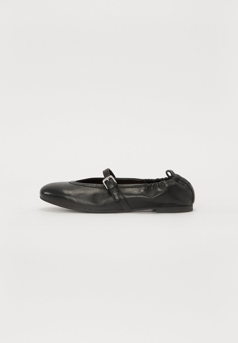 Bailarina de piel negra con punta redonda, correa ajustable y detalle de hebilla, y talón elasticado para un ajuste ceñido.