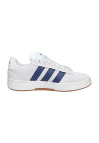 Sneaker bassa bianca con tre strisce blu navy di lato, lacci bianchi e suola in gomma.