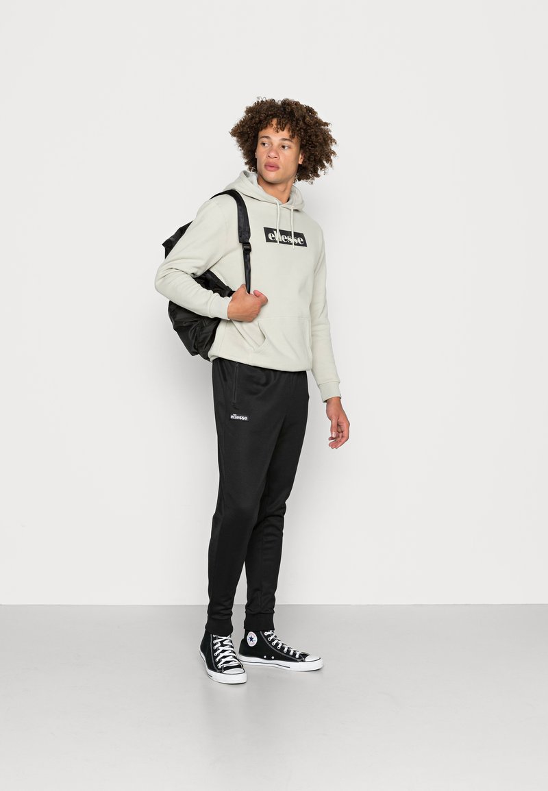 Herren Trainingsanzüge | Ellesse BERTONI TRACK PANT Jogginghose black/schwarz - LL68824 Herren Trainingsanzüge | Ellesse BERTONI TRACK PANT Jogginghose black/schwarz - LL68824