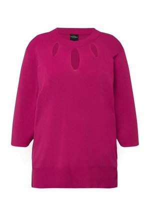 Fuchsie gestrickter Pullover mit drei Viertelärmeln, ausgestattet mit einem Ausschnitt-Design auf der Vorderseite, runder Ausschnitt und lockerer Passform.