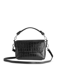 Borsa a mano nera rettangolare con texture di coccodrillo, patta frontale, manico superiore rimovibile e tracolla lunga regolabile su sfondo bianco.