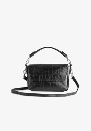Czarna prostokątna torebka o fakturze krokodylej, z zewnętrzną klapą, odpinanym uchwytem górnym i regulowanym długim paskiem na ramię, na białym tle.