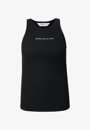 Zwarte mouwloze tanktop gemaakt van ribgebreide stof, met de tekst "WHERE ARE YOU NOW" geborduurd in het wit. Schone uitstraling en getailleerde pasvorm.