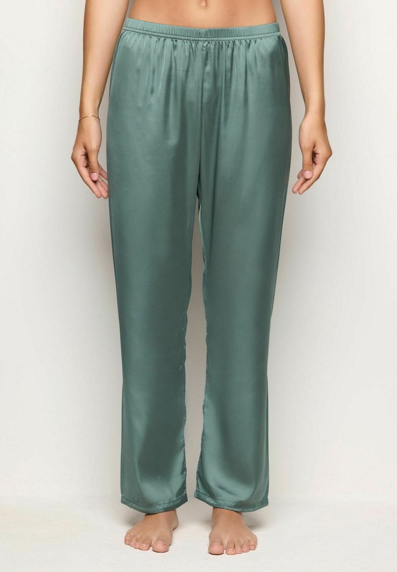 Pantalones de pijama de satén en verde apagado, con cinturilla elástica, diseño de pierna recta y una textura suave y brillante.