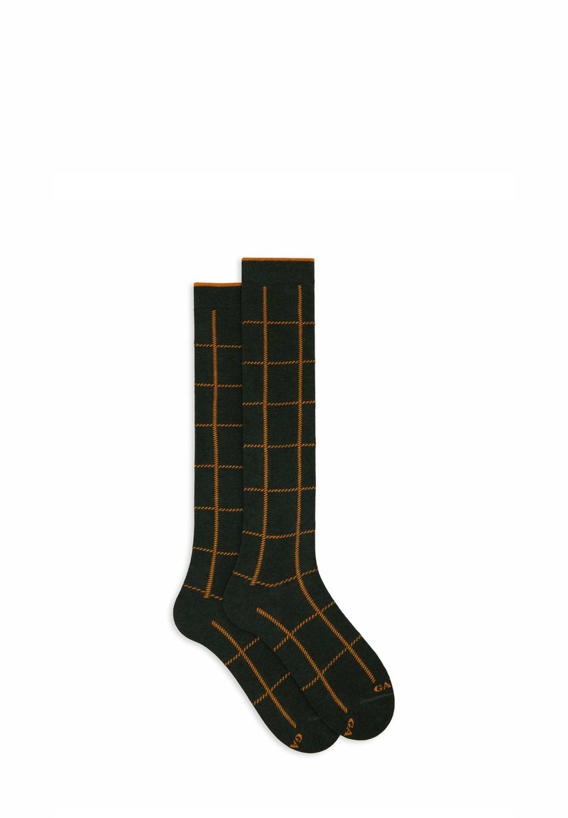 Calze al ginocchio verde scuro con un motivo a rete arancione, piegate affiancate su uno sfondo bianco.