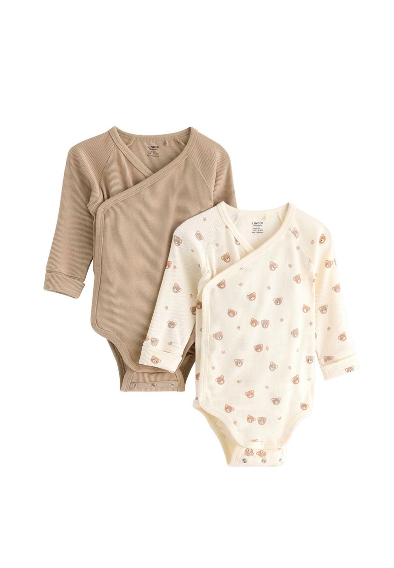 Deux bodysuits à manches longues : l'un en beige à côtes, avec un design croisé ; l'autre en crème avec un motif de petit ours brun clair ; les deux avec des fermetures à pression en bas.