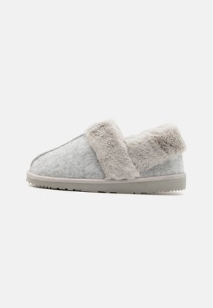 Gray felt slipper with faux fur trim, open back design, and textured rubber sole. Features a smooth finish and gray accents.