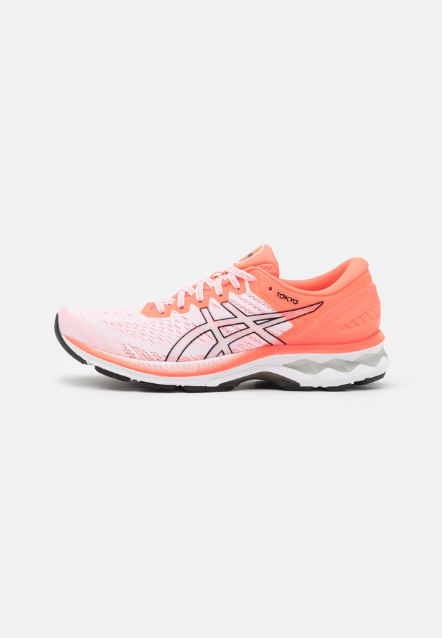 GEL KAYANO 27 TOKYO - Laufschuh Stabilität - white/sunrise red