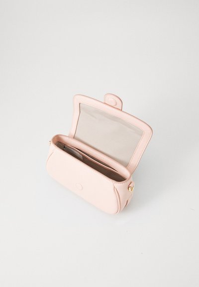 Roze leren clutch met een ronde vorm, gouden hardware en een drukknoopsluiting. Het open ontwerp onthult een beige interieur en vakken voor kaarten.