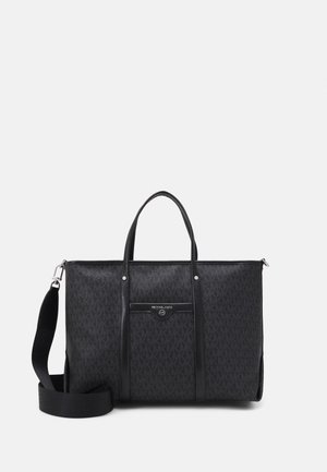 Sort designer tote taske med dobbelte håndtag og aftagelig skulderrem, med subtilt logomønster og frontlomme med trykknaplukning.