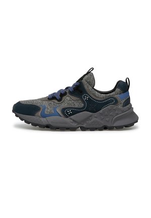 Scarpa da ginnastica atletica con mesh grigio, sovrapposizioni in suede blu scuro, lacci blu e una suola spessa e texturizzata grigia per uso esterno.