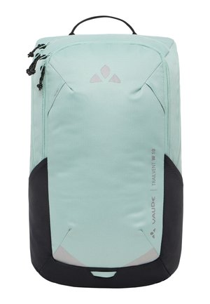 Licht mintgroene rugzak met zwarte accenten, afgeronde vorm, gestructureerde stof, ritssluitingen en een handvat bovenaan. Bevat logo-detail aan de voorkant.