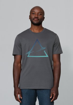 Grijze katoenen t-shirt met korte mouwen en ronde hals. Heeft een blauwe graden driehoekgrafiek op de voorkant. Klassieke pasvorm, zachte textuur.
