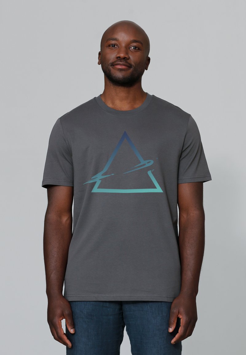 Grijze katoenen t-shirt met korte mouwen en ronde hals. Heeft een blauwe graden driehoekgrafiek op de voorkant. Klassieke pasvorm, zachte textuur.