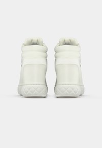 Sneaker alte in ecopelle bianca. Presentano un colletto imbottito, una suola con motivo a rombi e un sottile marchio sulla linguetta.