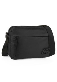 Bolso mensajero negro hecho de nylon duradero, con un compartimento principal con cremallera, correa de hombro ajustable y un acento de logo texturizado.