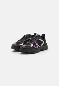 Sneakers neri con accenti e logo rosa. Realizzati in materiali tessili e sintetici. Presentano una suola spessa e un design con lacci.