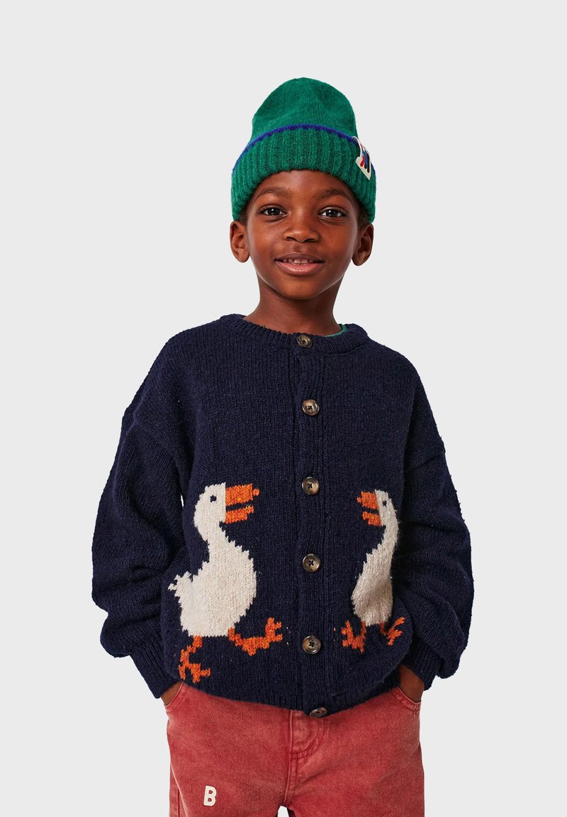 Marineblauer Strickcardigan mit zwei weißen und orangen Enten, die auf der Vorderseite gestickt sind, runden Knöpfen und einer strukturierten Oberfläche.