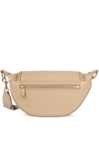 Beige leren schoudertas met een gebogen ontwerp, voorzien van een voorzak met rits en gouden hardwareaccenten. Verstelbare schouderriem inbegrepen.