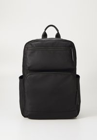 Sac à dos noir en tissu résistant. Comprend deux poches zippées à l'avant et une poche latérale. Design simple avec une poignée de transport supérieure et des bretelles réglables.