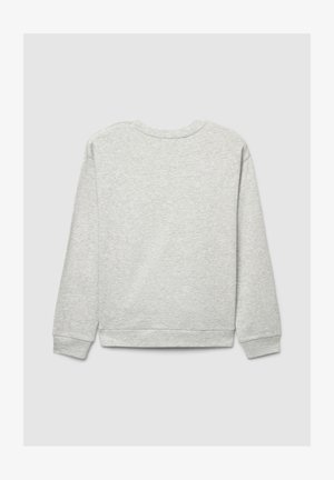 Felpa grigia con maniche lunghe, scollo tondo e orlo a costine. Realizzata in tessuto morbido e testurizzato. Nessun motivo o decorazione visibile.