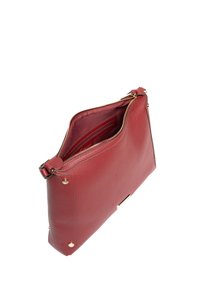 Rote Ledertasche mit strukturierter Oberfläche, ausgestattet mit Reißverschluss, goldfarbenen Beschlägen und Innenfächern.