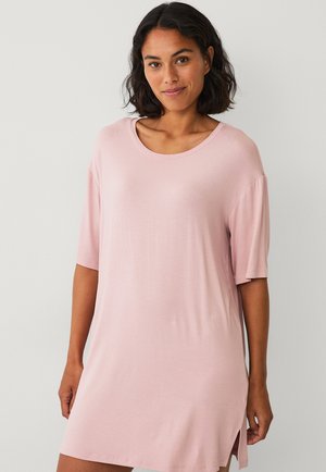 Kort pink t-shirt kjole med rund halsudskæring og korte ærmer. Fremstillet af et glat, blødt stof. Har sideslids for nem bevægelse.