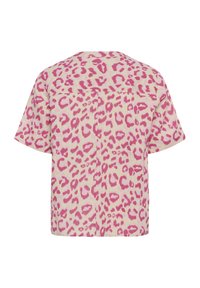 Blusa a maniche corte di colore beige chiaro con stampa leopardata rosa, caratterizzata da una vestibilità rilassata e un dettaglio sulla spalla posteriore. Tessuto strutturato.