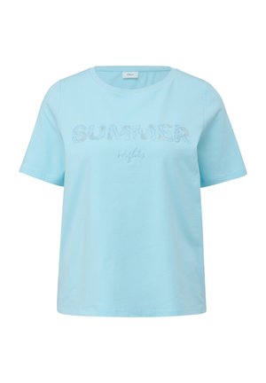 Himmelblaues T-Shirt mit kurzen Ärmeln aus weicher Baumwolle. Mit dem Schriftzug "SUMMER" in einem strukturierten Druck und "nights" darunter in einer einfacheren Schriftart.