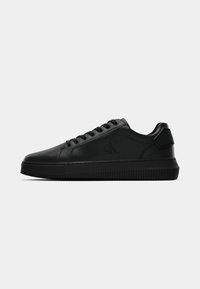 Zwarte sneakers met een glad leren bovenwerk, ronde neus en een gestructureerde rubberen zool. Bevat zwarte veters en een subtiele logo op de zijkant.