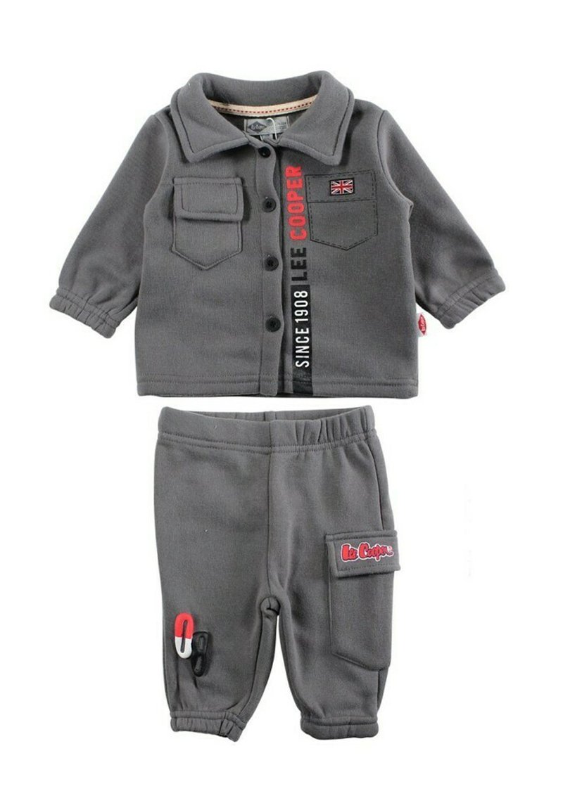 Tenue grise pour enfant comprenant un haut boutonné avec deux poches, et un pantalon avec une taille élastique et une poche latérale. Comprend des détails avec le logo de la marque.