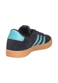 Čierne semišové tenisky s tyrkysovými koženými akcentmi a tromi pruhmi. Gumená podrážka. Zaoblený tvar s nízkym profilom.