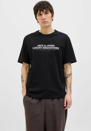 Schwarzes Baumwoll-T-Shirt mit kurzen Ärmeln, mit weißem Text-Branding "JACK & JONES LUXURY INNOVATIONS" über der Brust.