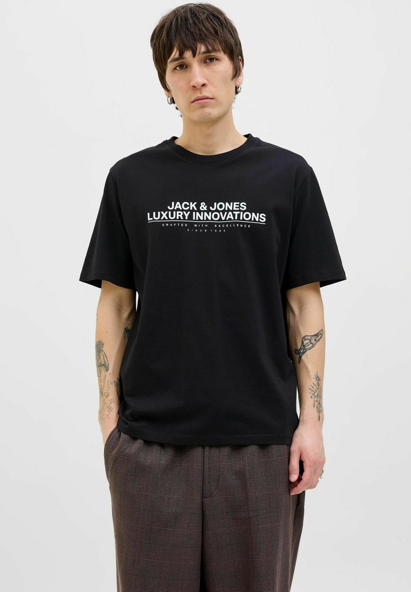 Svart bomullströja med korta ärmar, med vit textlogotyp "JACK & JONES LUXURY INNOVATIONS" över bröstet.