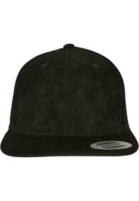 Must musta snapback kübar mustast sametist, lame äärega, tugevdatud õmblustega ja ümmarguse nupuga peal. Kübara äärel on ringikujuline silt.
