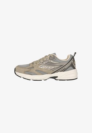Grijze en beige sportieve sneaker met mesh- en suèdepanelen, vetersluiting, dikke witte zool en de tekst "ENDURANCE" op de hiel.