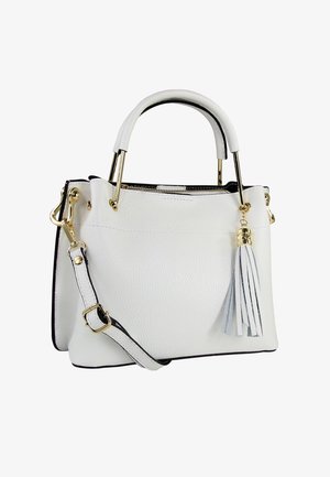 Sac à main en cuir blanc avec ferrures dorées, poignées supérieures et bandoulière amovible. Comprend un pompon décoratif gris et des bordures noires.