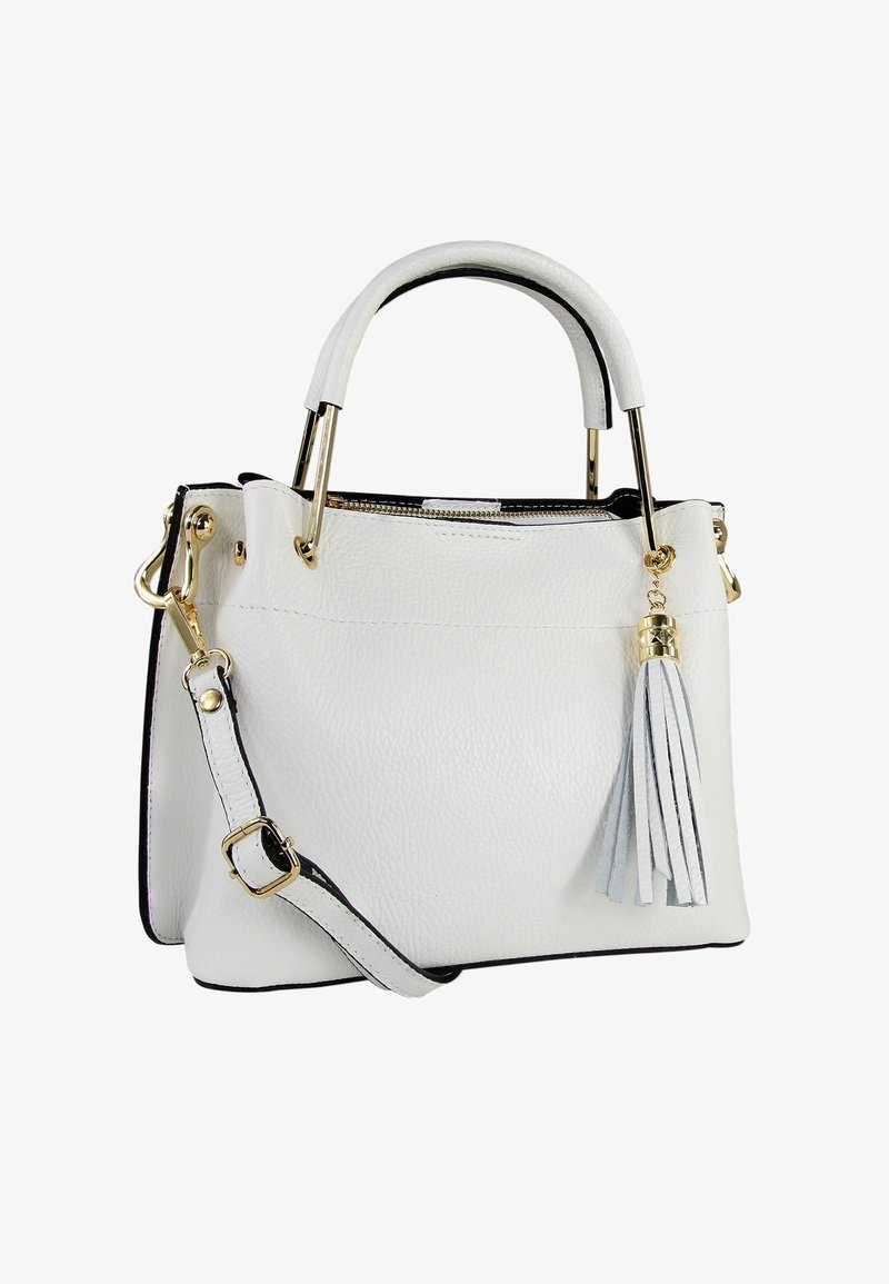 Sac à main en cuir blanc avec ferrures dorées, poignées supérieures et bandoulière amovible. Comprend un pompon décoratif gris et des bordures noires.