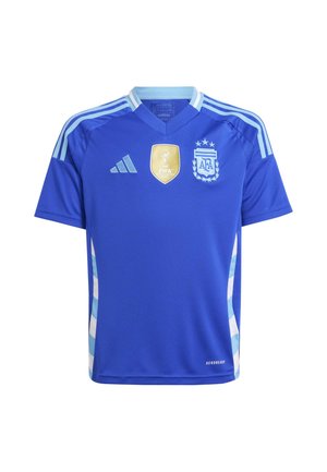 Jersey atlético azul hecho de tejido ligero, con cuello en V, rayas laterales en azul claro y el emblema nacional de Argentina con el logo de la FIFA.