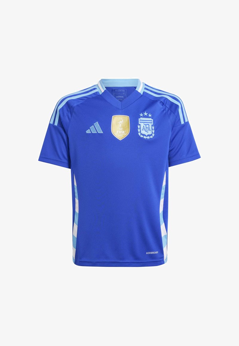 Maglia sportiva blu realizzata in tessuto leggero, con scollo a V, righe laterali in azzurro chiaro e l'emblema nazionale argentino con logo FIFA.