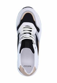 Zwarte mesh en witte synthetische bovenkant sneaker met grijze en bronzen accenten. Voorzien van ronde veters, gepolsterde kraag en een ronde rubberen zool.