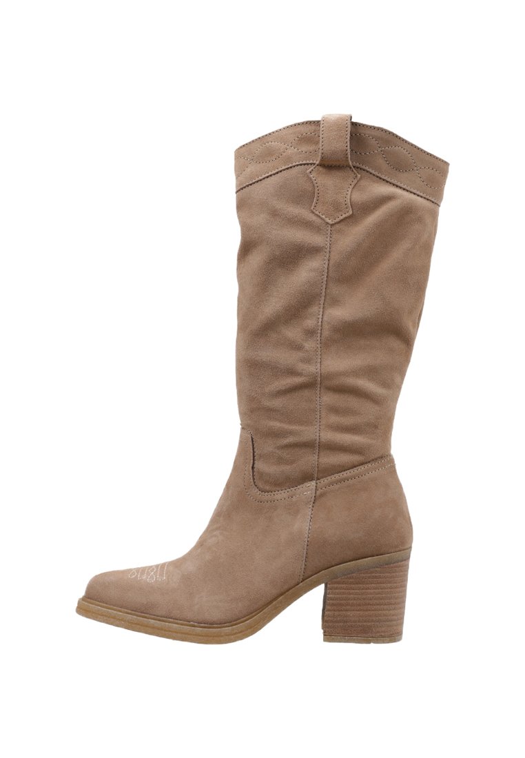 Bota de ante marrón hasta la rodilla con tacón apilado, punta afilada y costuras decorativas a lo largo de la parte superior. Textura suave y diseño sencillo.