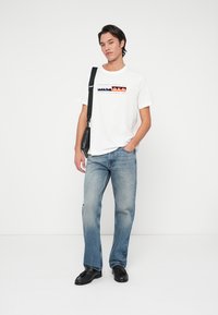 Tommy Hilfiger COLOUR BLOCK GRAPHIC TEE - Marškinėliai su spaudiniu - white