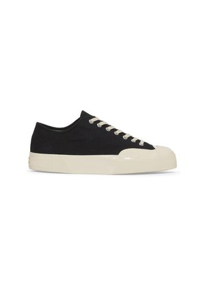Sneakers neri in tela con punta rotonda in gomma e suola color crema. Il design include lacci bianchi e occhielli in metallo.