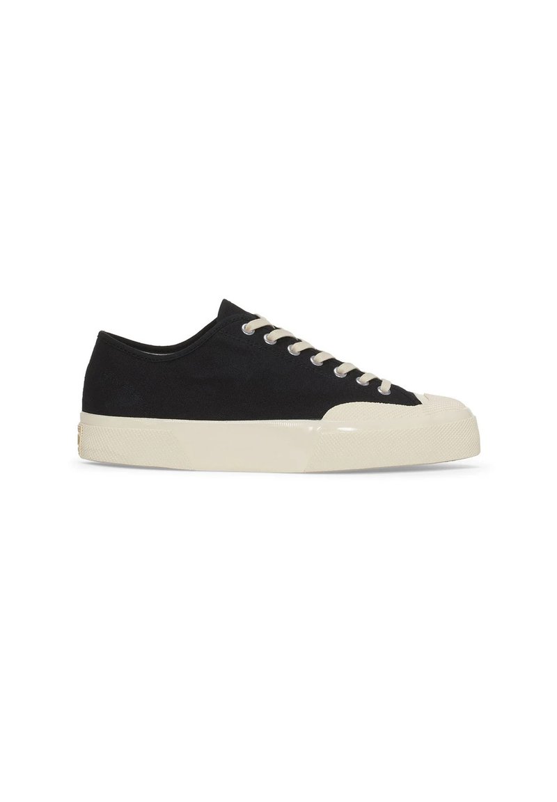 Svarta canvas sneakers med rund gummitåspets och krämfärgad sula. Vita skosnören och metallögon ingår i designen.