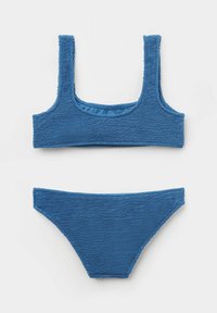 Blå to-delt bikini sæt med et struktureret stof med et zigzagmønster. Toppen har brede stropper og en firkantet halsudskæring, mens bunden er lavtaljet.