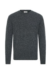 Grå strikket genser med rund hals, lange ermer, og ribbestrikkede mansjetter og nederkant. Teksturen er myk med et grovt, vevd utseende.