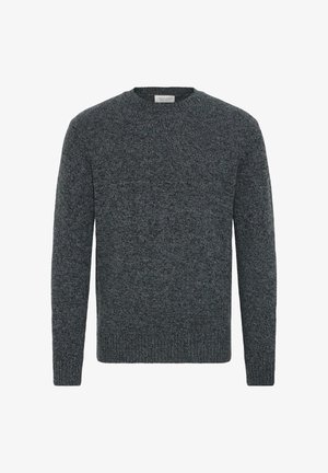 Grå stickad tröja med rund halsringning, långa ärmar och ribbade muddar och nederkant. Texturen är mjuk med ett grovt, vävt utseende.