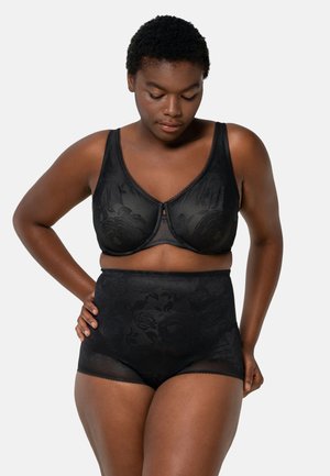 Ensemble de lingerie noire avec un motif en dentelle florale. Le soutien-gorge comporte un panneau transparent et des bretelles larges, tandis que la culotte taille haute est lisse avec des accents en dentelle.