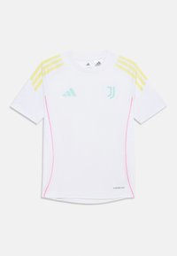 T-shirt de sport blanc à manches courtes avec des rayures jaunes sur les épaules, logo bleu clair, accents latéraux roses et étiquette "AEROREADY" au bas.